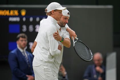 A pesar de lesión de codo, Sinner avanza a cuartos de Wimbledon tras retiro de Dimitrov