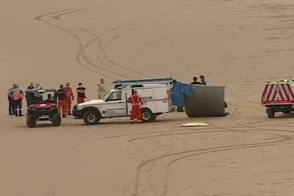 A pesar de los incansables esfuerzos de los socorristas y de los paramédicos que acudieron hasta la playa, el surfista fue declarado muerto en el lugar de los hechos