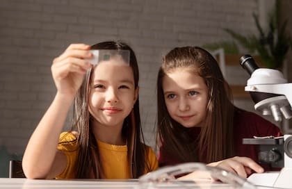 A pesar de los logros de las mujeres en STEM, la brecha de género sigue siendo un desafío importante desde la infancia