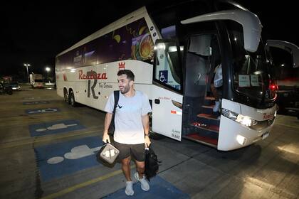 A pesar de los viajes incómodos e interminables, Facundo Campazzo nunca pierde la sonrisa en la selección