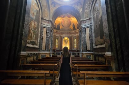 A pesar de no considerarse religiosa, la joven argentina se encontró ingresando casi cada día a un templo distinto, atraída por la arquitectura como gran fuente de inspiración para su arte.