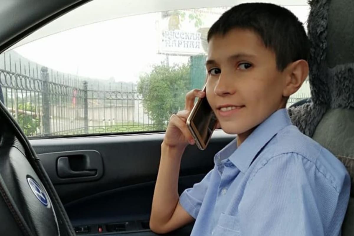 A pesar de parecer un niño, Denís tiene 32 años