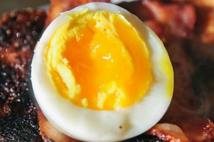 El consumo de huevo crudo o poco cocido es un medio de transmisión de la salmonella