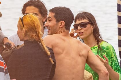 A pesar de que el Chino Darín vive en Buenos Aires y Ursula Corberó en Madrid, la pareja se las ingenia para visitarse mutuamente y poder estar juntos la mayor cantidad de tiempo posible. Además, cada vez que pueden se hacen alguna escapada hacia algún lugar paradisíaco, ya sea la Patagonia argentina, las playas españolas o Punta del Este