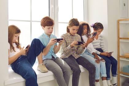 A pesar de que esta propuesta podría entrar en vigor en el ciclo escolar de 2026-2027, algunos distritos de Illinois decidieron implementar estas medidas con anticipación (Canva)