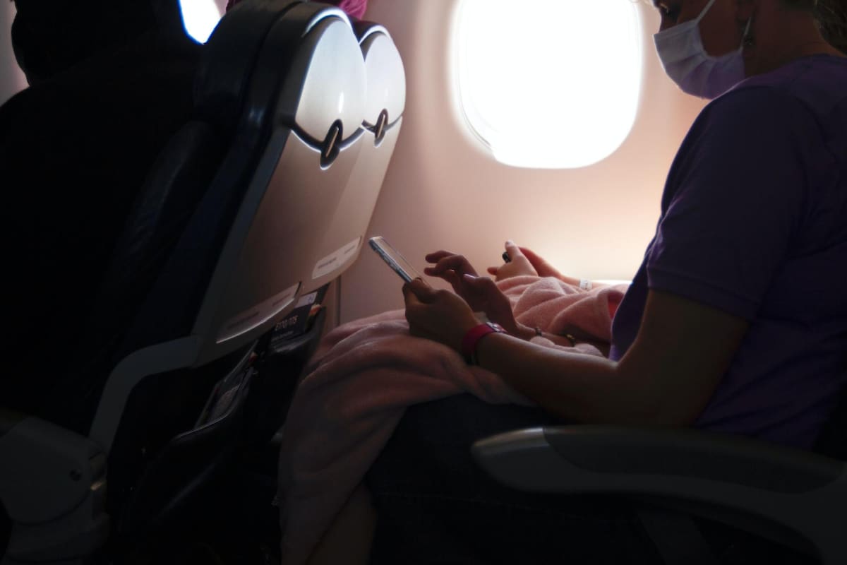 A pesar de que la pandemia de Covid-19 quedó en el pasado, los especialistas sugieren el uso de barbijos en lugares concurridos y cerrados, como los aviones