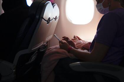 A pesar de que la pandemia de Covid-19 quedó en el pasado, los especialistas sugieren el uso de barbijos en lugares concurridos y cerrados, como los aviones