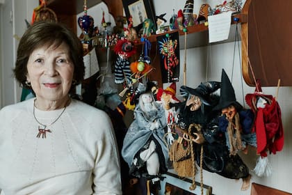 “A pesar de que las brujas tienen mala fama, en realidad eran mujeres poderosas, sabias, llenas de habilidades –explica–. Hace años, cuando se incendió parte del hospital donde yo era directora y también mi despacho, una de las pocas que ‘sobrevivió’ fue una de estas brujas"