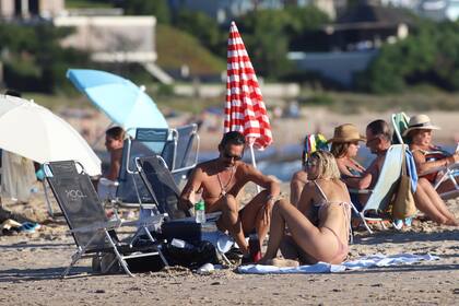 A pesar de que llegaron juntos a Uruguay, esta es la primera vez que son vistos juntos en la playa