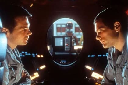 A pesar de que los astronautas están aislados en una cápsula, HAL (con su lente roja en el centro) puede leer sus labios y saber lo que hablan