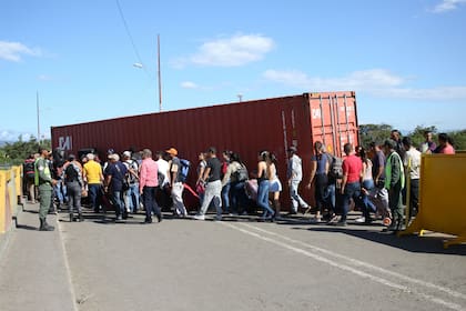 A pesar de que Maduro autorizó la apertura del pasaje fronterizo, continúan las dificultades para cruzar de Venezuela a Colombia. Miles de venezolanos hicieron colas para cruzar a Cúcuta.