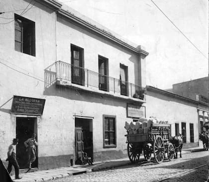 A pesar de que no existe un consenso al respecto, muchos investigadores creen que la Jabonería de Vieytes estaba ubicada en esta casa de dos plantas en México al 1056 (Gentileza; Alejandro Daniel Machado)