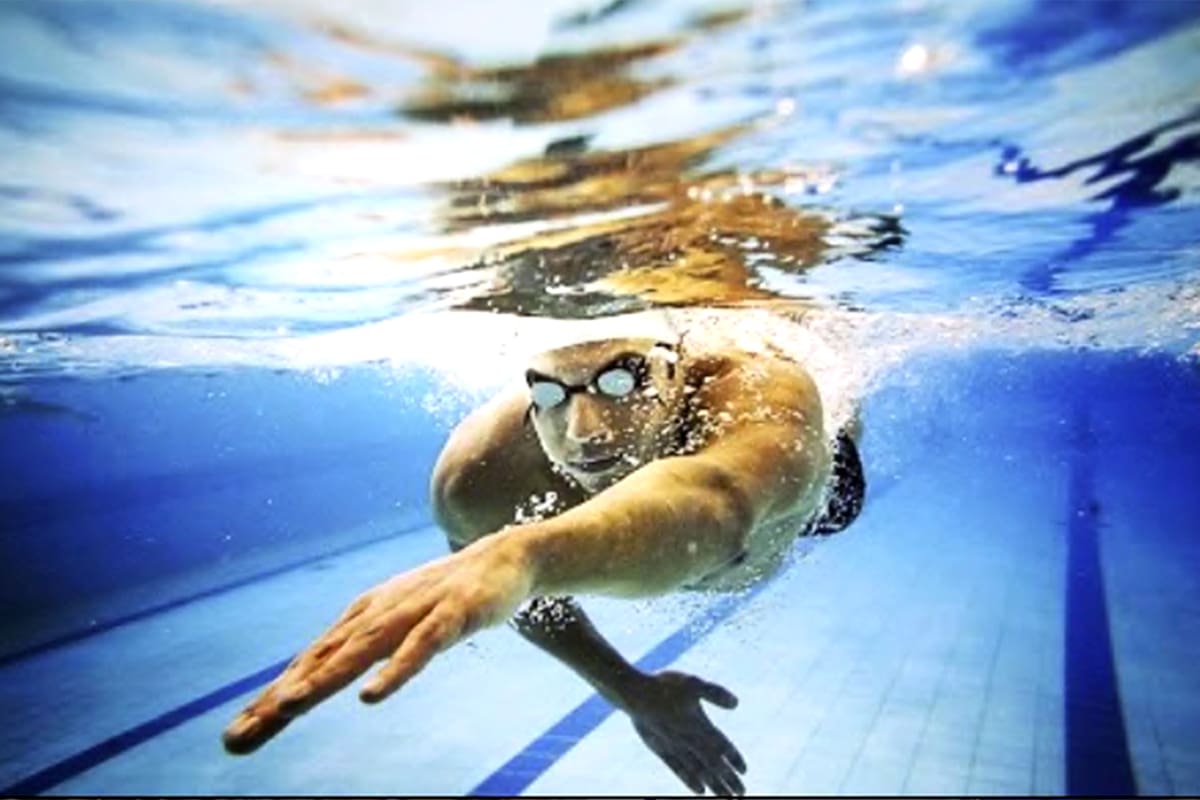 A pesar de que se lo tenía autoprohibido, Rami Anis no pudo dejar de observar a Michael Phelps en los preparativos para la carrera que compartieron en Río de Janeiro 2016.