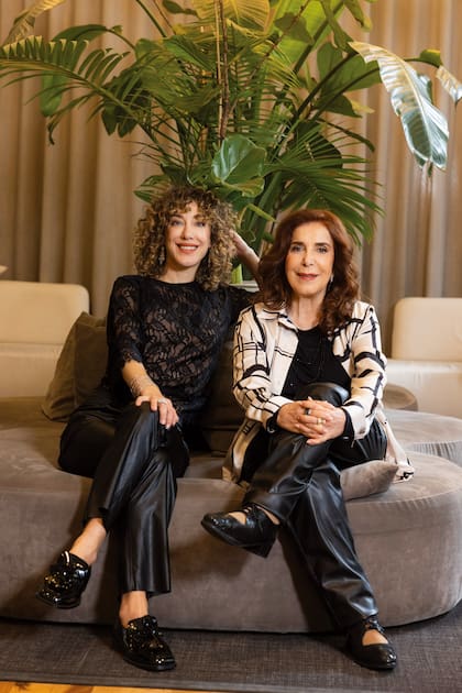 A pesar de su agenda apretada, madre e hija se las ingenian para verse todos los días mientras Anita está de visita en nuestro país. Mirta Busnelli protagoniza la obra de teatro Ese Bow-Window no es americano, basada en un cuento de Samanta Schweblin, en Dumont 4040. "Estoy muy contenta. El teatro es vida y me gusta hacerlo... Hoy siento que estoy viviendo un momento muy afortunado con la obra, con mi hija y con mi nieta", asegura.