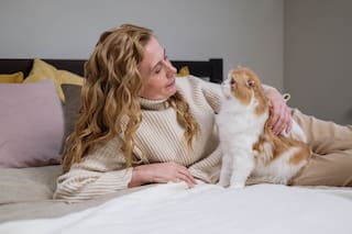 Qué significa que tu gato duerma encima tuyo, según especialistas