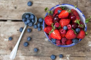 La fruta insignia que disminuye el colesterol “malo” y alivia el dolor muscular