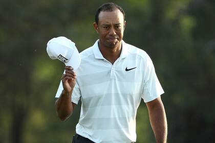 Tiger Woods no pudo encontrar todavía su ritmo de juego, aunque pasó el corte