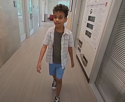 A pesar de sus habilidades intelectuales, según su madre, realiza actividades como la de cualquier niño de su edad; juega videojuegos y futbol