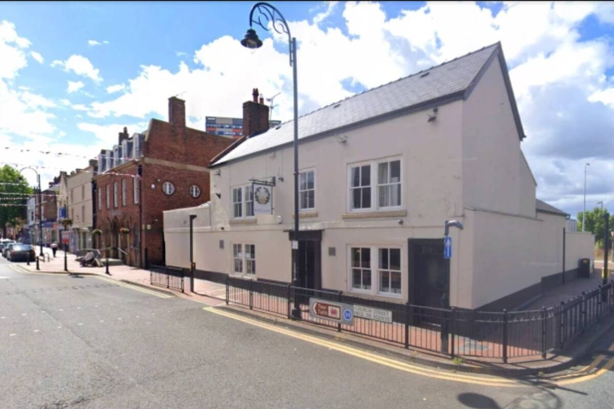 A pesar de sus prohibiciones, el bar tiene éxito entre los lugareños