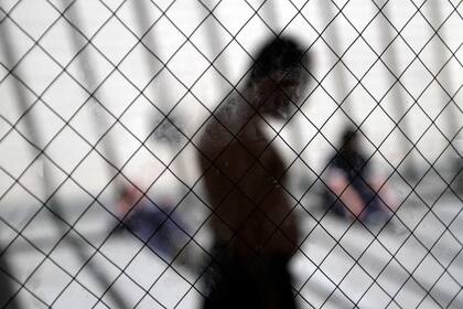 A pesar de sus promesas económicas, CoreCivic acumula un historial de multas, demandas y denuncias por muertes y abusos en prisiones