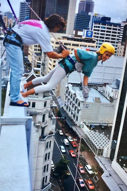 A pesar de
tener vértigo, le
apasionan los deportes extremos.
En Auckland,
Nueva Zelanda,
se animó a hacer
Rap Jump. “Es
como el rapel,
pero descendés
al revés, mirando
hacia abajo”,
explica