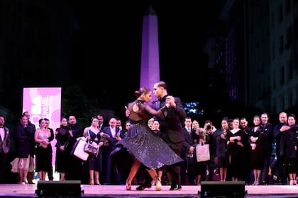 A pesar del clima, mucho público se acercó a presencia el cierre del Mundial de Tango