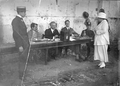 A pesar del deterioro, vale como documento la fotografía, de la colección del Archivo General de la Nación, en la que se ve a Lanteri consultando en una mesa si hay boletas suyas.