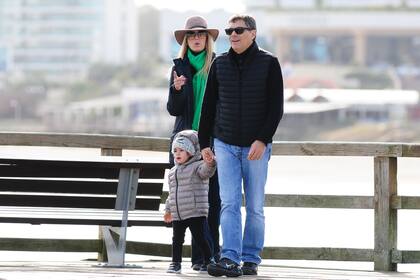 A pesar del frío, después de hacer algunas compras, Viviana y Alejandro llevaron a su hija a caminar por la rambla