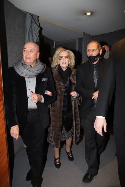 A pesar del frío, Mirtha no quiso perderse la oportunidad de disfrutar de una noche de teatro