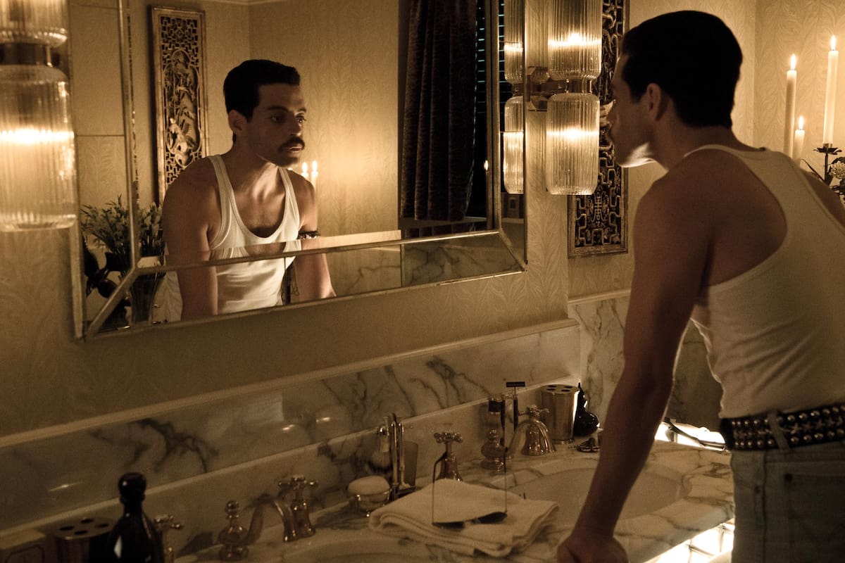 A pesar del gran trabajo de Rami Malek, la biopic de Bryan Singer no logra captar la singularidad de Freddie Mercury