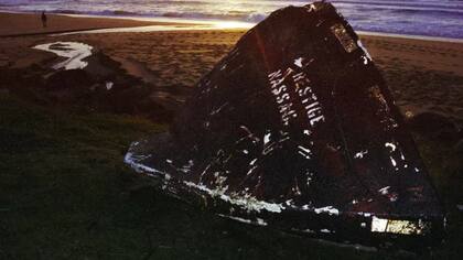 A pesar del hundimiento del buque Mar Egeo, en 1992, así como el del Urquiola, otro barco que zozobró a mediados de los setenta, no existían barreras anticontaminación en las playas ni un plan de contingencia serio