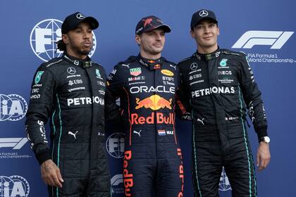 A pesar del orden en que posan, Lewis Hamilton resultó tercero y George Russell fue segundo en la prueba de clasificación del Gran Premio de México de Fórmula 1; Max Verstappen, el poleman, sí está en el lugar correcto.