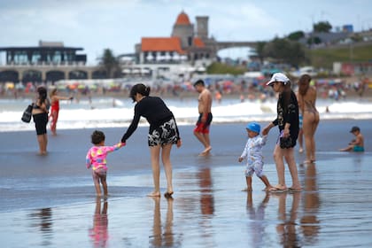 A pesar del poco sol y el tiempo templado, algunos turistas disfrutaron de la playa