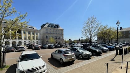 A pesar del propósito de hacer de Poundbury un espacio sobre todo caminable, llama la atención el protagonismo de los coches en el espacio visual.