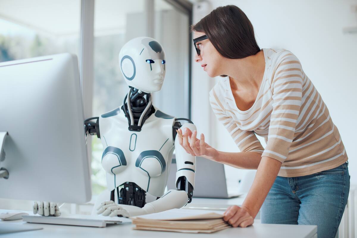 A pesar del temor generalizado a la pérdida de empleos debido al auge de los agentes de inteligencia artificial (IA), la tecnología ya está creando nuevos roles laborales.