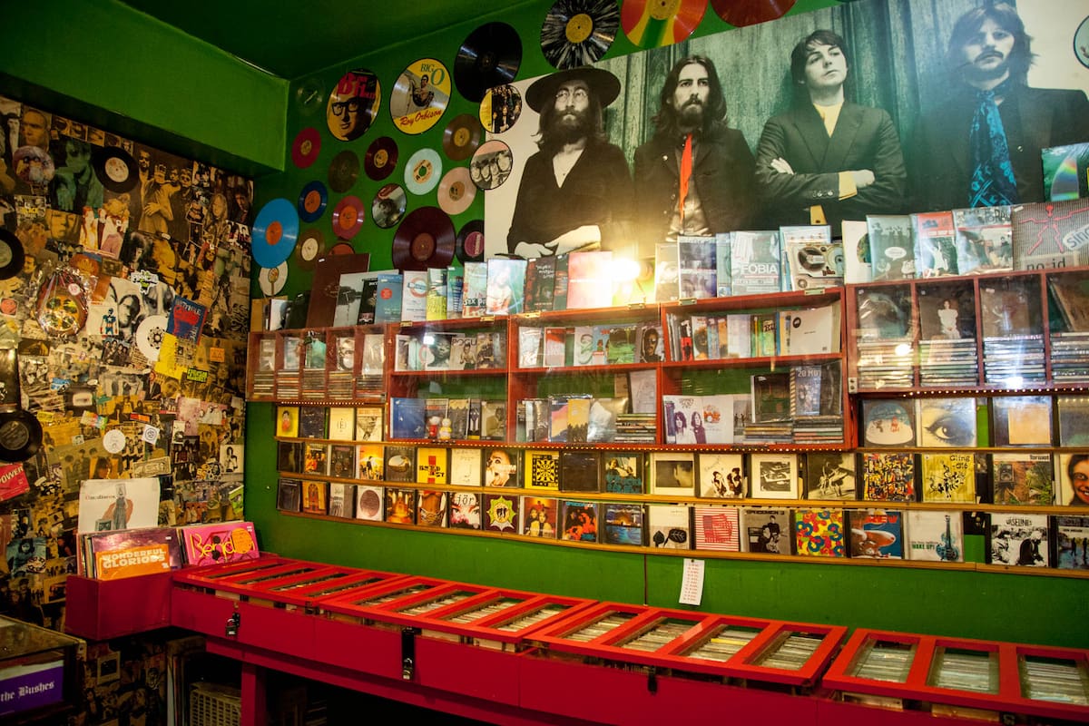 A pesar del título, 'Me cago en las disquerías' es una celebración coral de los últimos refugios de la música en formato físico