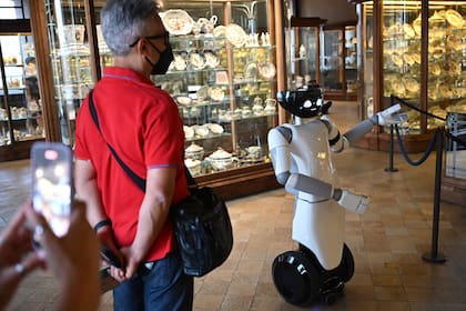 El robot humanoide R1, diseñado por el Instituto Italiano de Tecnología, funciona como guía en el museo Palazzo Madama de Turín. El experimento es parte del proyecto 5G-TOURS y tiene como objetivo probar y utilizar tecnologías 5G para brindar servicios útiles, eficientes y confiables a ciudadanos y turistas. El robot es capaz de describir las obras y responder preguntas relacionadas con el autor o el período histórico al que pertenecen.