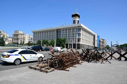 Una fotografía tomada el 30 de junio de 2022 muestra barricadas listas para usar en el centro de Kiev, en medio de la invasión rusa de Ucrania