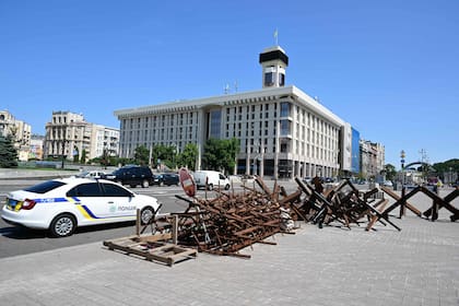 Una fotografía tomada el 30 de junio de 2022 muestra barricadas listas para usar en el centro de Kiev, en medio de la invasión rusa de Ucrania