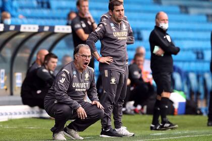 A pie de campo, Bielsa vive con pasión un partido de Leeds en la nueva normalidad: sin hinchas en el estadio. Finalmente, su equipo volverá a la Premier League