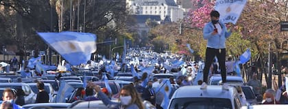 A pie, sobre los estribos o en el techo, los manifestantes protestaron contra el Gobierno