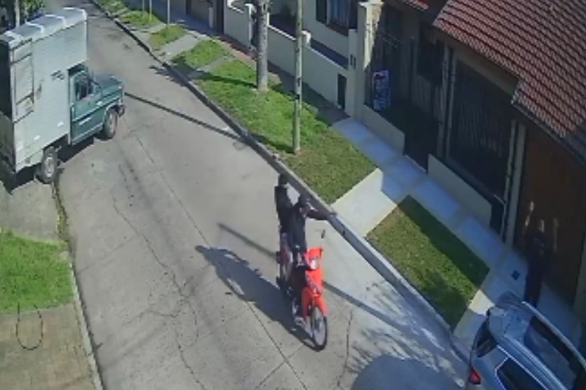 A pocas cuadras del tiroteo frente a un colegio en El Palomar, motochorros asaltaron a un vecino ante su casa
