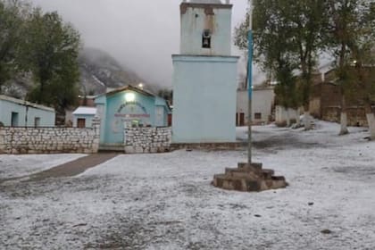 A pocas semanas de la primavera, una intensa nevada sorprendió a los habitantes del pueblo jujeño de Caspalá
