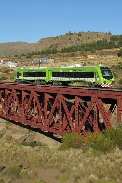 A poco de comenzado el viaje, el tren atraviesa el el pintoresco puente rojo sobre el río Ñirihuau