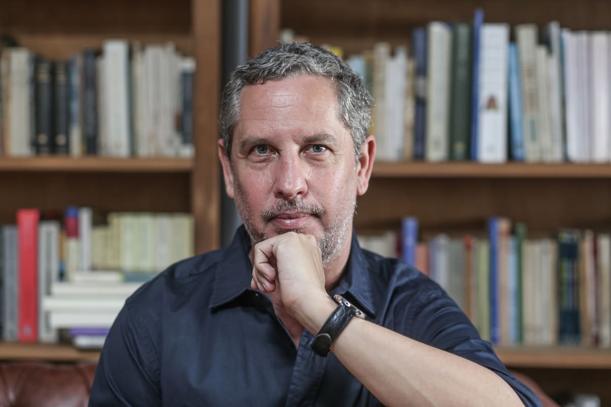 A poco de recibir el Nadal por la novela Los crímenes de Alicia, el escritor asegura que la maldad "es parte de la literatura" y defiende la creación de personajes femeninos que eludan la victimización