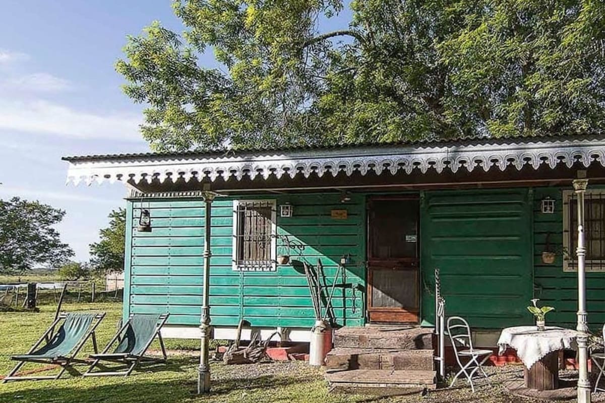 A pocos kilómetros de Buenos Aires: vagones reciclados y calma absoluta en medio del campo