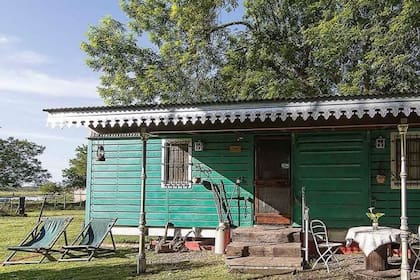 A pocos kilómetros de Buenos Aires: vagones reciclados y calma absoluta en medio del campo