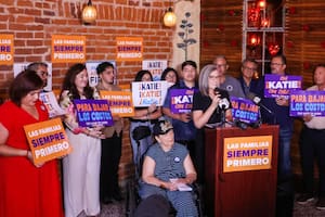 El guiño de Katie Hobbs a los votantes latinos a horas de las elecciones primarias