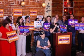 El guiño de Katie Hobbs a los votantes latinos a horas de las elecciones primarias