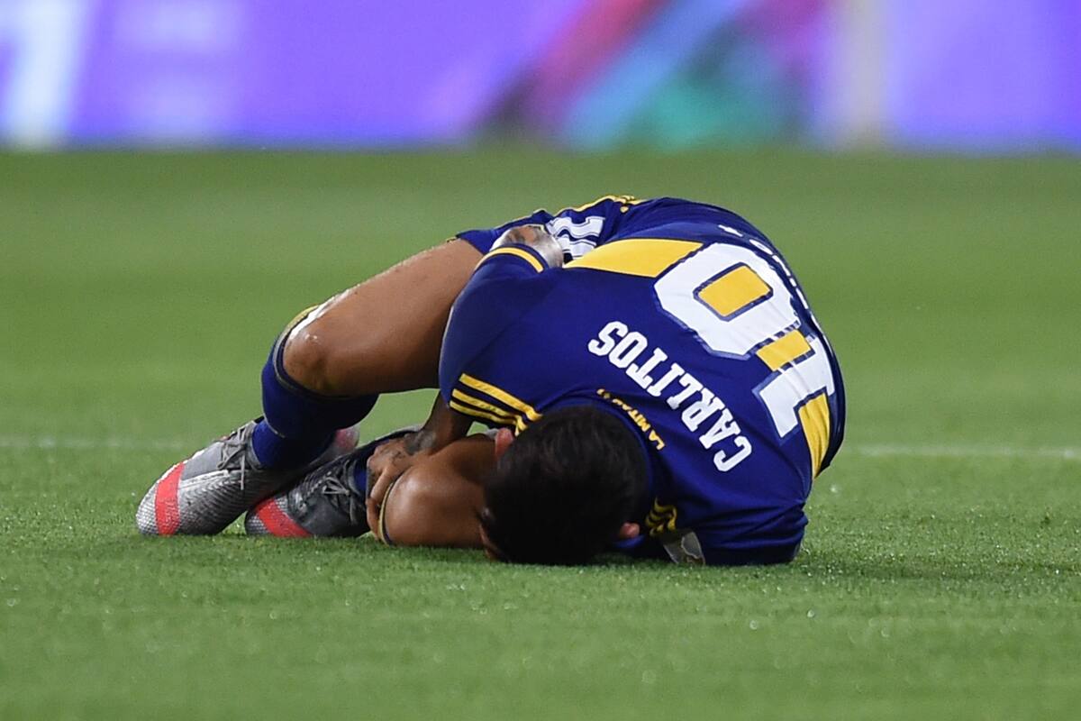 A pocos minutos de comenzado el partido, Carlos Tevez sufrió un duro choque.
